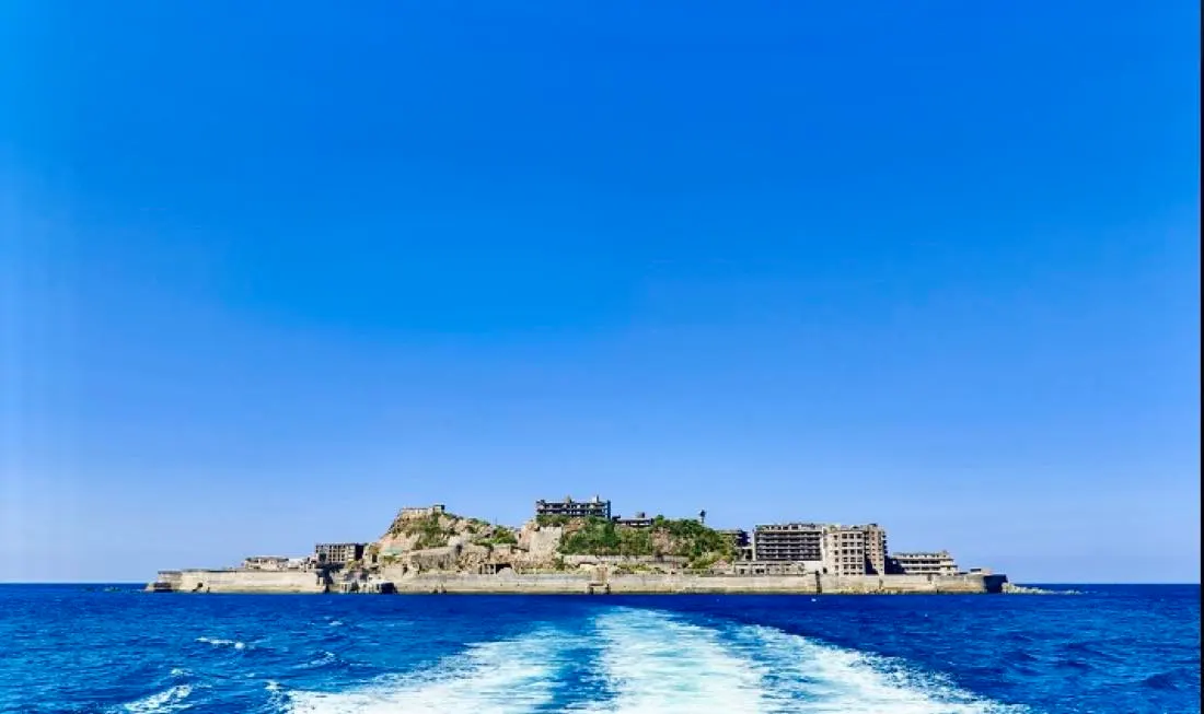 長崎市野母崎沖の軍艦島(端島)